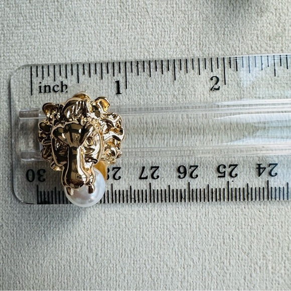 18k Gold Plated Lion Head Vintage Style Pearl Stud Earrings Large - Picture 9 of 12